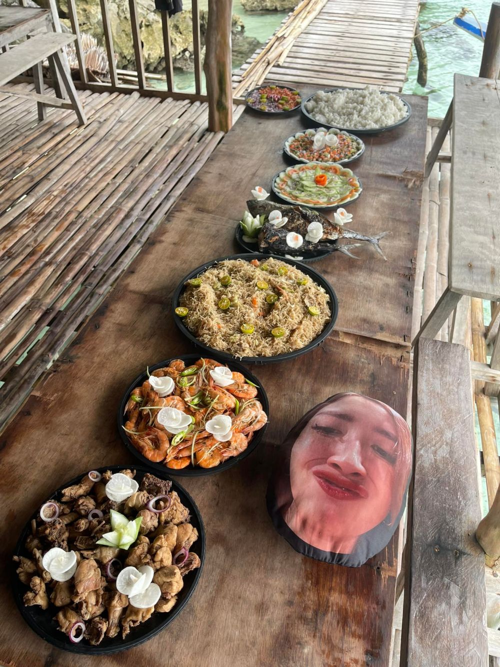  pria liburan bawa bantal foto wajah istrinya © Facebook/Raymond Tan Fortunado