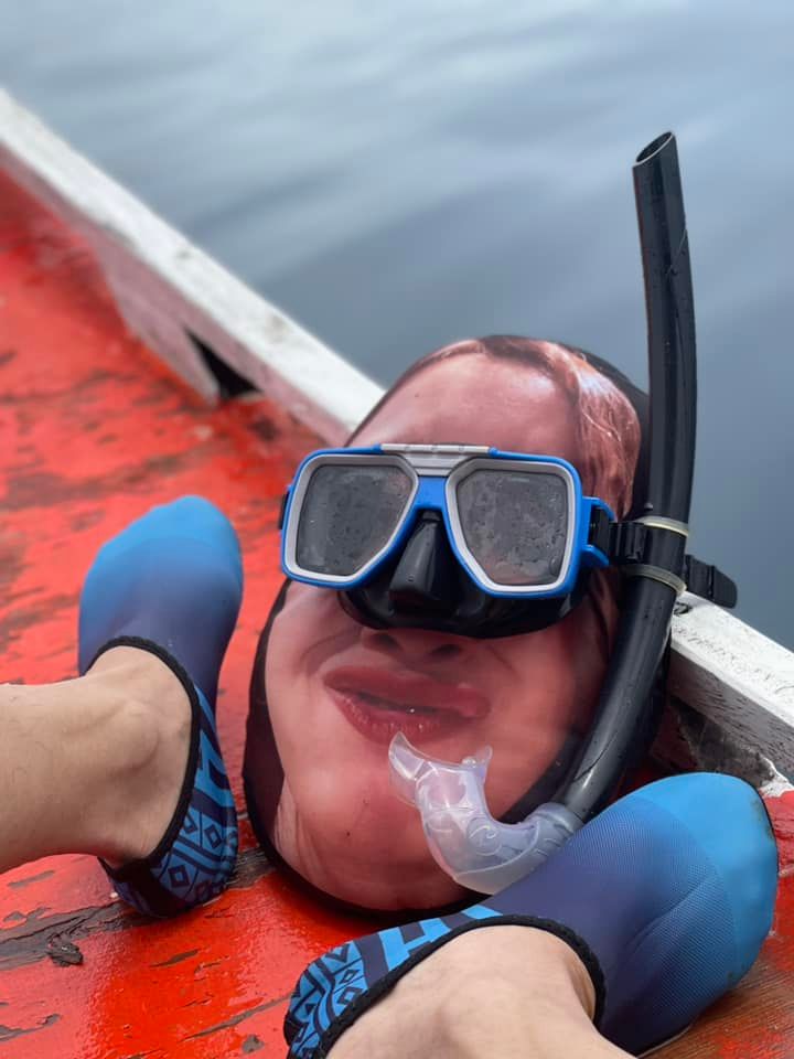 pria liburan bawa bantal foto wajah istrinya © Facebook/Raymond Tan Fortunado pria liburan bawa bantal foto wajah istrinya © Facebook/Raymond Tan Fortunado