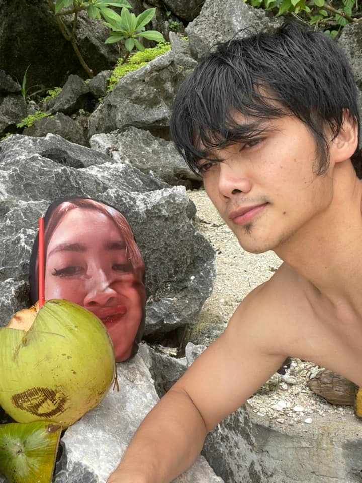 pria liburan bawa bantal foto wajah istrinya © Facebook/Raymond Tan Fortunado pria liburan bawa bantal foto wajah istrinya © Facebook/Raymond Tan Fortunado