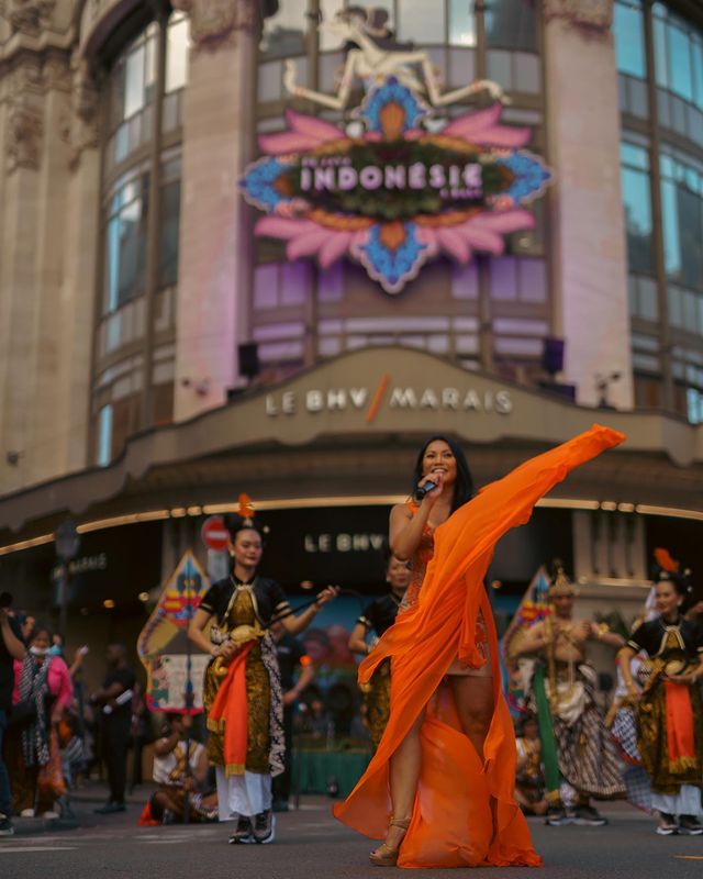 Gaya penyanyi konser di luar negeri © berbagai sumber Gaya penyanyi konser di luar negeri © berbagai sumber