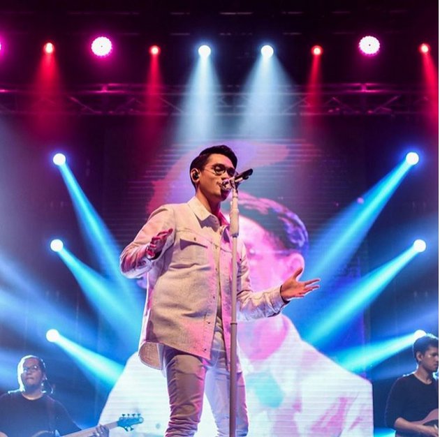 Gaya 9 penyanyi Tanah Air konser di luar negeri, Reza Arap berbaju SMA