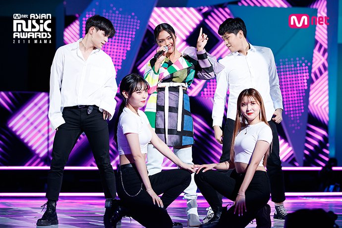 Gaya penyanyi konser di luar negeri © berbagai sumber Gaya penyanyi konser di luar negeri © berbagai sumber