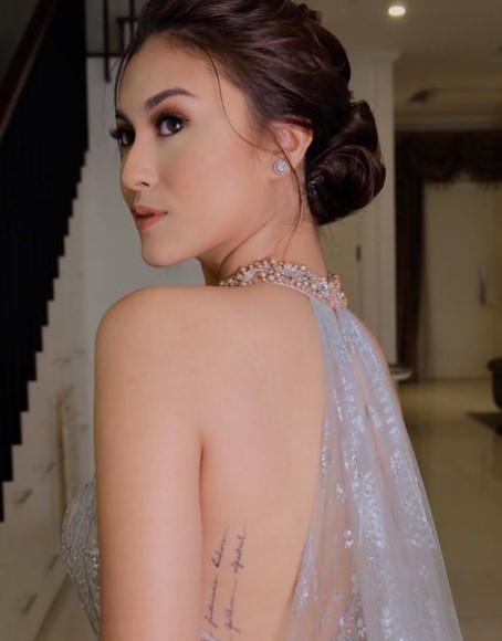 aktris pamer tato tersembunyi di tubuhnya © Instagram