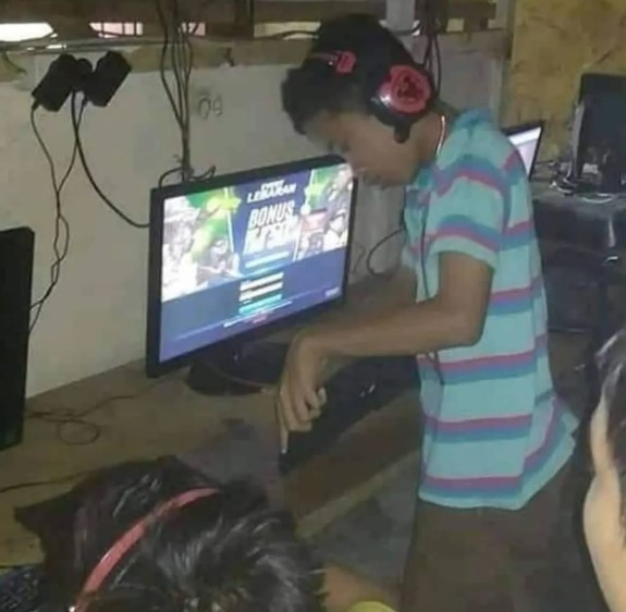 Pose kocak orang saat main game © berbagai sumber