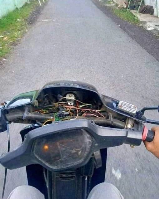 potret lucu orang maksain pakai barang rusak © berbagai sumber potret lucu orang maksain pakai barang rusak © berbagai sumber