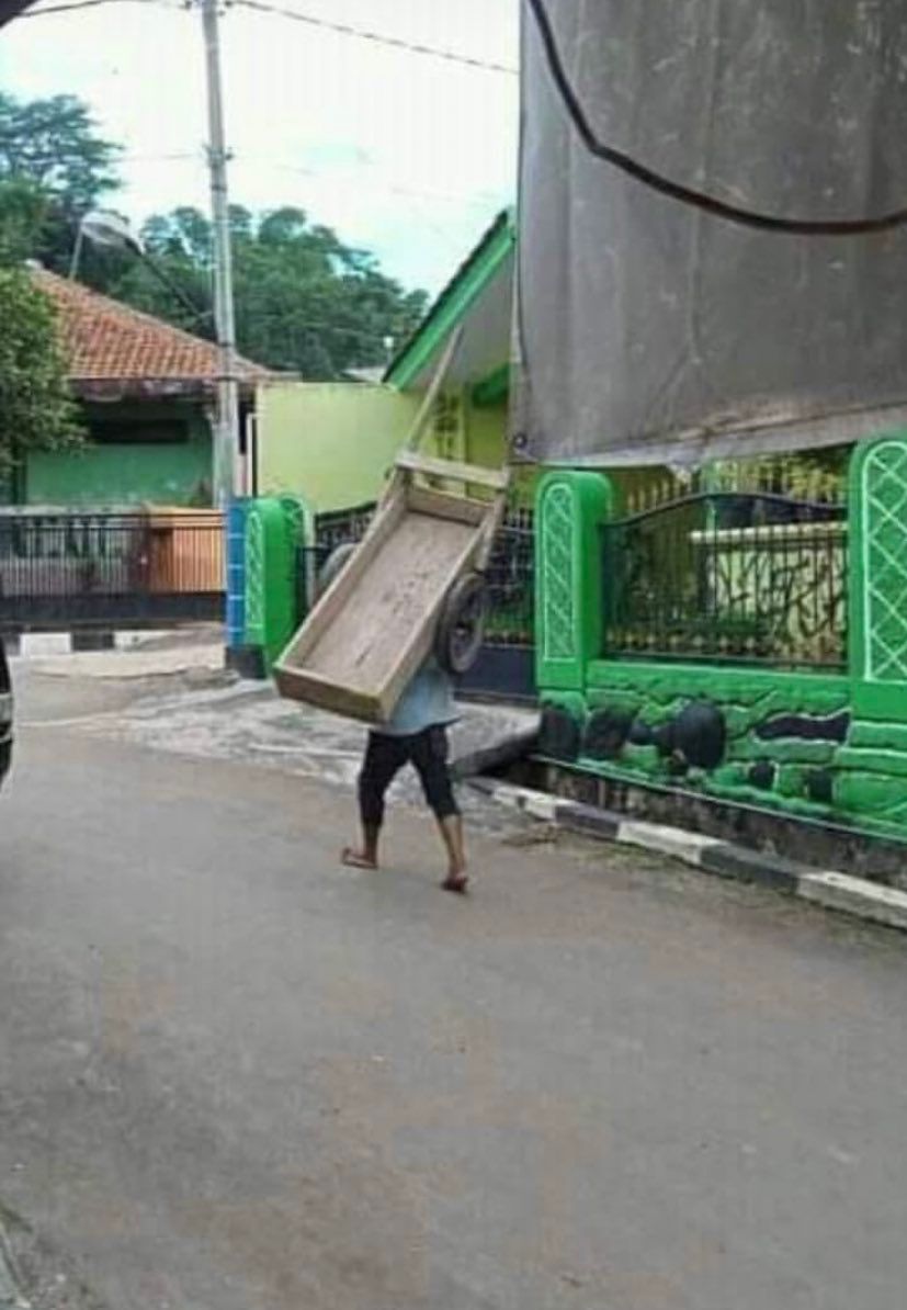orang bawa gerobak tapi nyeleneh caranya © berbagai sumber