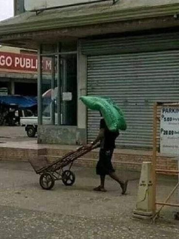 orang bawa gerobak tapi nyeleneh caranya © berbagai sumber