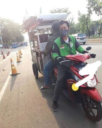 orang bawa gerobak tapi nyeleneh caranya © berbagai sumber