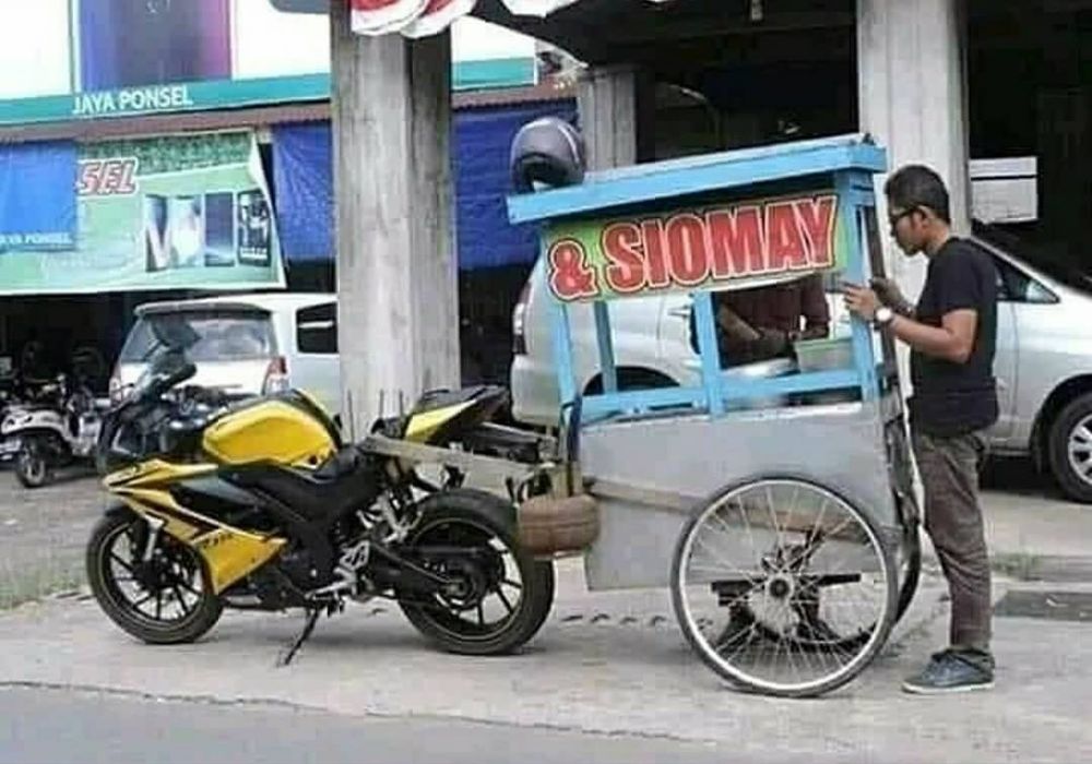 orang bawa gerobak tapi nyeleneh caranya © berbagai sumber