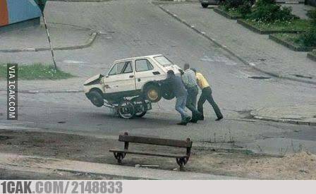 orang bawa gerobak tapi nyeleneh caranya © berbagai sumber