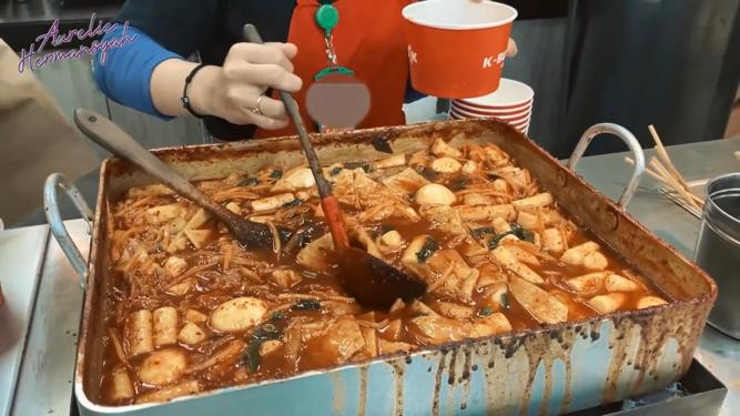 10 Menu mukbang Aurel Hermansyah ini bikin ngiler, ada seafood 100 kg