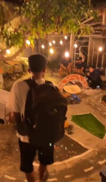 Studio berkedok butik Berbagai sumber