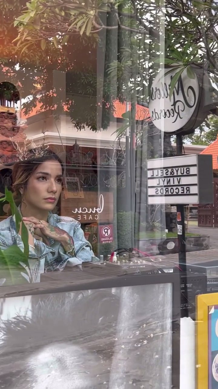 Sheila Marcia suami jadi model video klip Anji © Instagram