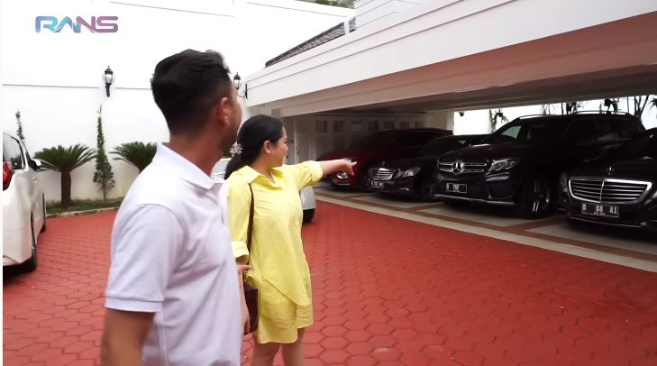 potret rumah pengacara hotma sitompul © YouTube potret rumah pengacara hotma sitompul © YouTube