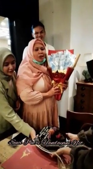 11 Potret kue ulang tahun keluarga Fikoh LIDA, serba elegan