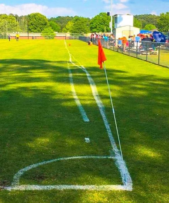 Potret nyeleneh bentuk lapangan bola © berbagai sumber