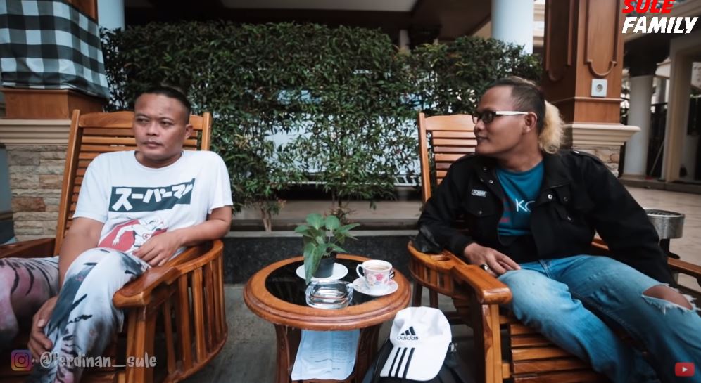 momen penyanyi ketemu kembaran © berbagai sumber