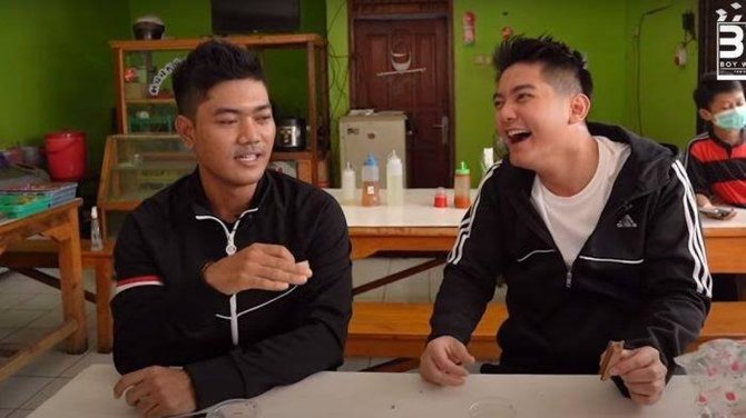 momen penyanyi ketemu kembaran © berbagai sumber