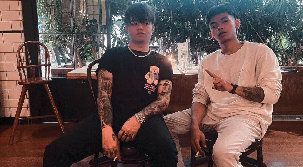 momen penyanyi ketemu kembaran © berbagai sumber