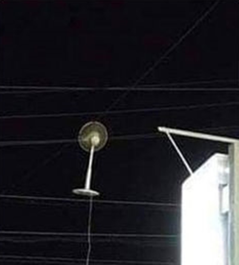 benda nyangkut di kabel listrik © berbagai sumber