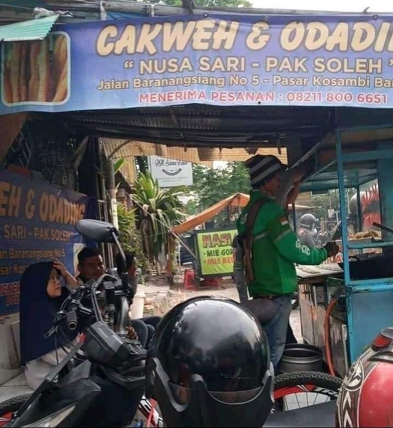driver ojek online nyambi jualan © berbagai sumber