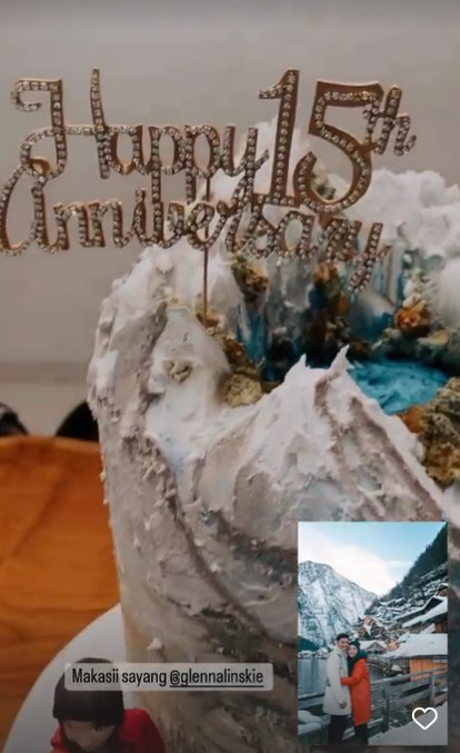 10 Potret detail kue ultah Chelsea Olivia ke-30, bak miniatur Austria