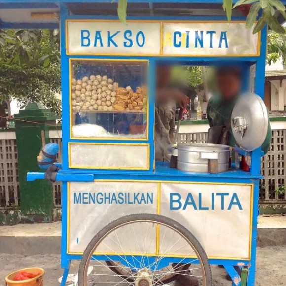 Tulisan lucu di gerobak bakso © berbagai sumber