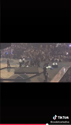 Detik-detik Boyband Mirror tertimpa layar LED saat konser, mengerikan