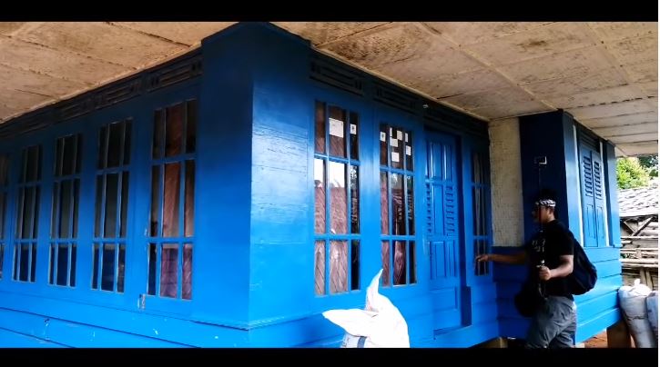 penampakan rumah encuy dunia terbalik © YouTube