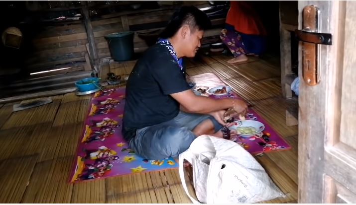 penampakan rumah encuy dunia terbalik © YouTube