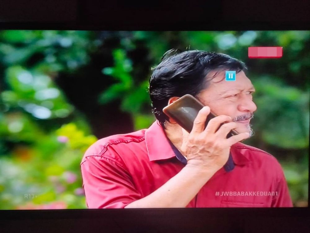 adegan janggal pegang HP © Facebook