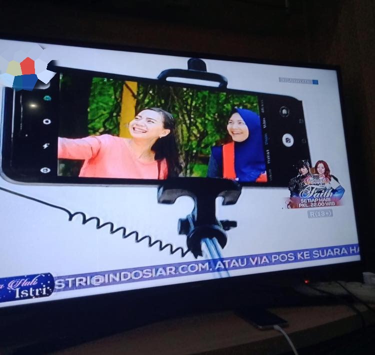 adegan janggal pegang HP © Facebook