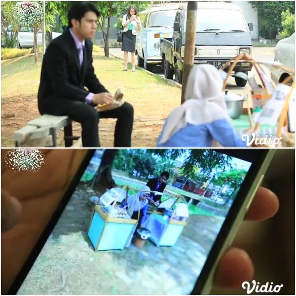 adegan janggal pegang HP © Facebook