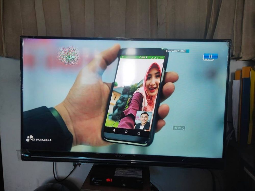 adegan janggal pegang HP © Facebook