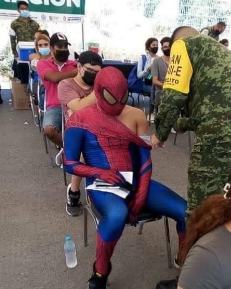 pakai baju di tempat umum nyeleneh © berbagai sumber