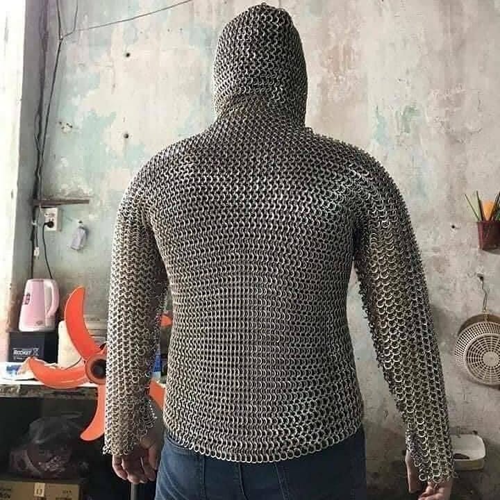 pakai baju di tempat umum nyeleneh © berbagai sumber