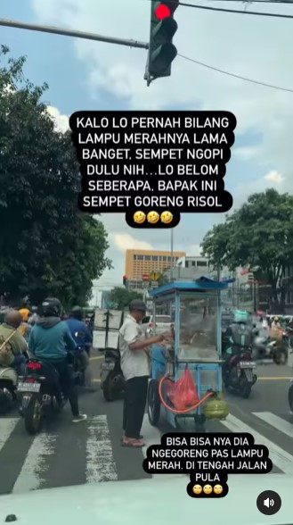 Aksi penjual goreng risol di tengah lampu merah © Instagram