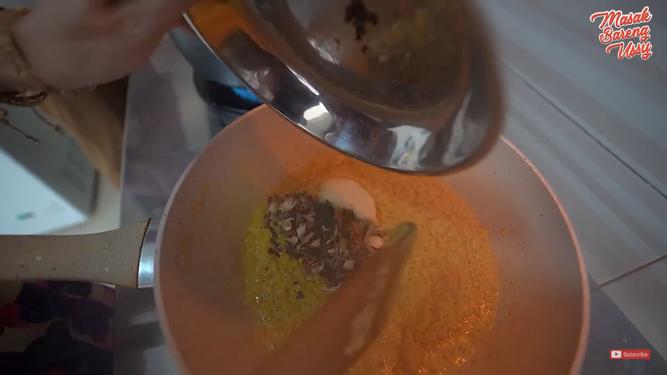 10 Langkah Ussy Sulistiawaty bikin soto Banjar, kuahnya gurih & kental