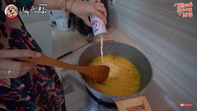 10 Langkah Ussy Sulistiawaty bikin soto Banjar, kuahnya gurih & kental