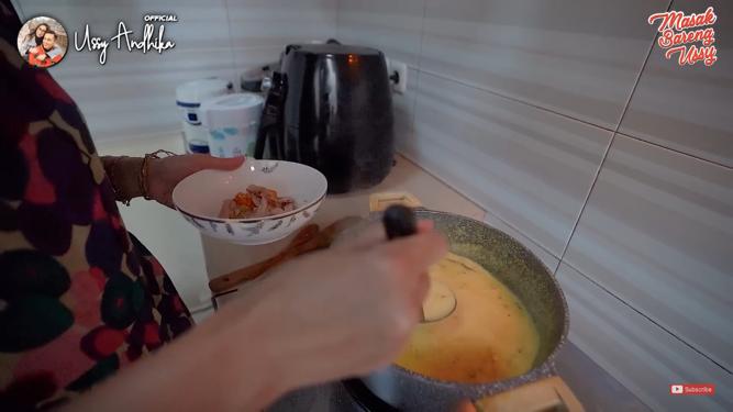 10 Langkah Ussy Sulistiawaty bikin soto Banjar, kuahnya gurih & kental