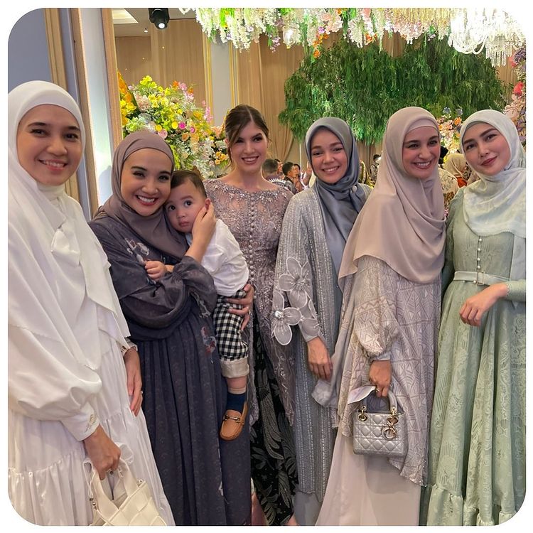 Gaya 11 seleb hadiri resepsi pernikahan Mutiara anak Anies Baswedan