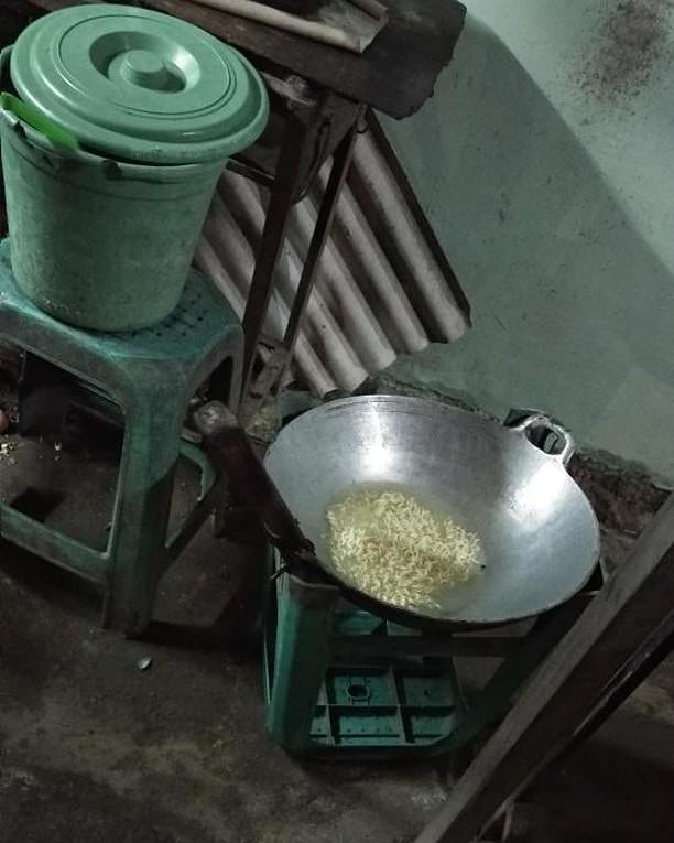 meja dapur pakai barang nyeleneh © berbagai sumber meja dapur pakai barang nyeleneh © berbagai sumber
