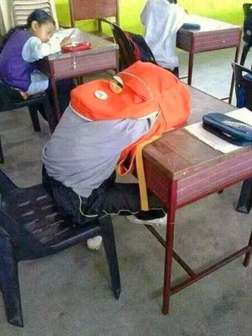11 Aksi kocak akal-akalan siswa tidur di kelas ini bikin geleng kepala