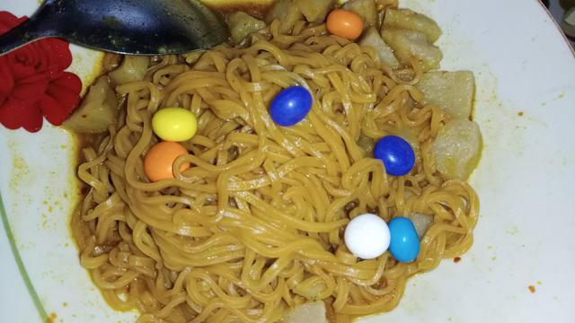 21 Potret topping makanan nyeleneh abis, bikin senyum heran