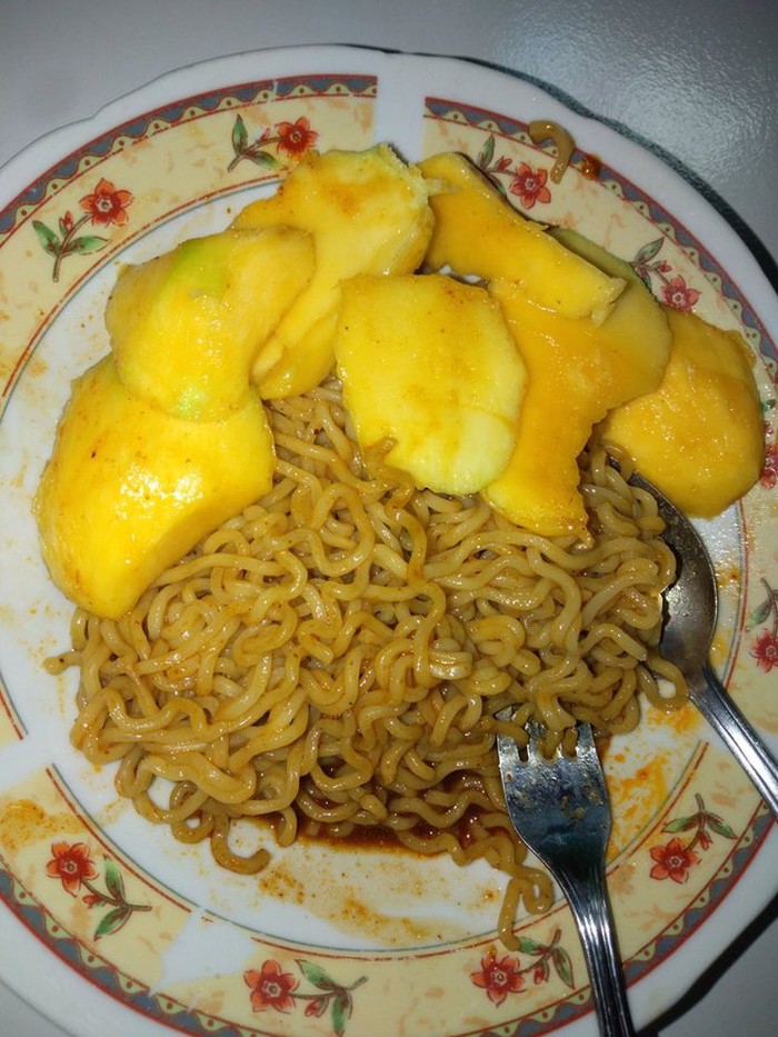 21 Potret topping makanan nyeleneh abis, bikin senyum heran