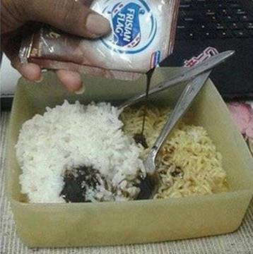 21 Potret topping makanan nyeleneh abis, bikin senyum heran