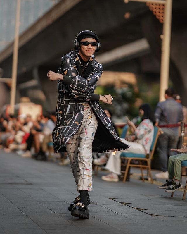 Bonge CS catwalk bak model profesional © 2Instagram/@callathelabel Bonge CS catwalk bak model profesional © 2Instagram/@callathelabel