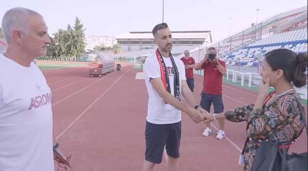 Pria lamar kekasihnya di depan Jose Mourinho Berbagai sumber Pria lamar kekasihnya di depan Jose Mourinho Berbagai sumber