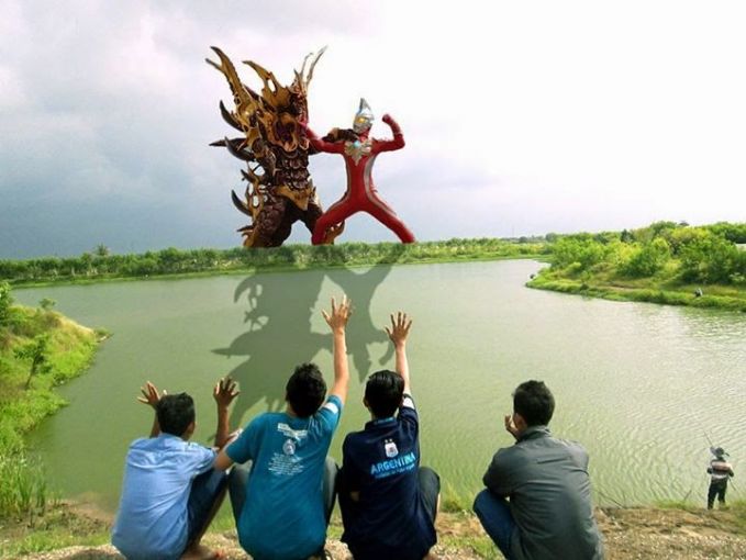 11 Editan foto lucu andai Ultraman jadi orang Indonesia, ada-ada aja