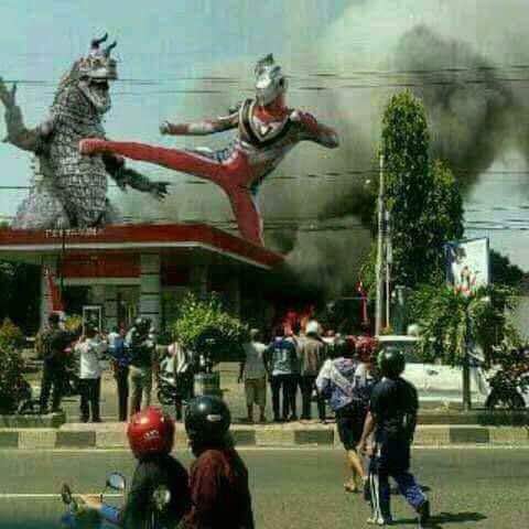 11 Editan foto lucu andai Ultraman jadi orang Indonesia, ada-ada aja